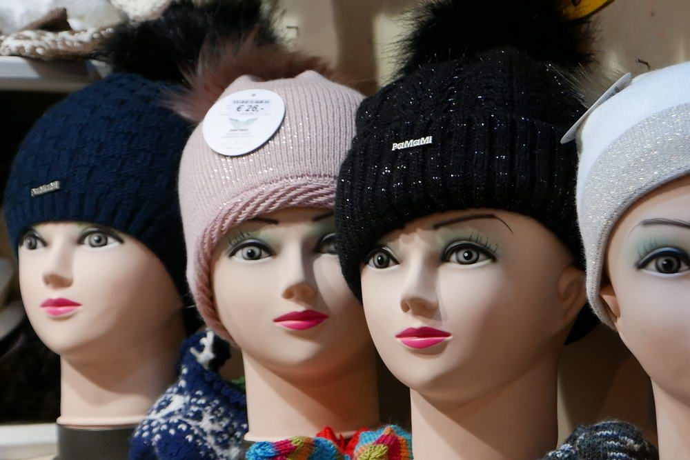 Hauben und Schals Christkindlmarkt Linz