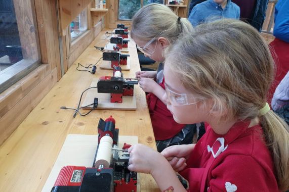 Kinder beim Drechseln