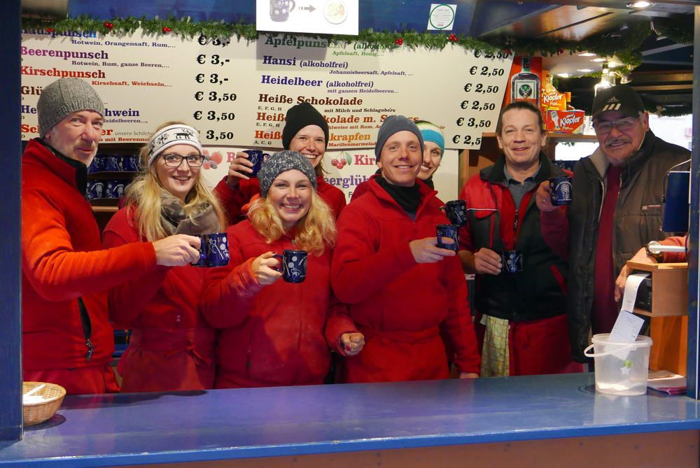 Punsch Verkäufer Christkindlmarkt
