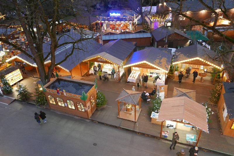 Blick vom Musiktheater auf den Linzer Weihnachtsmarkt