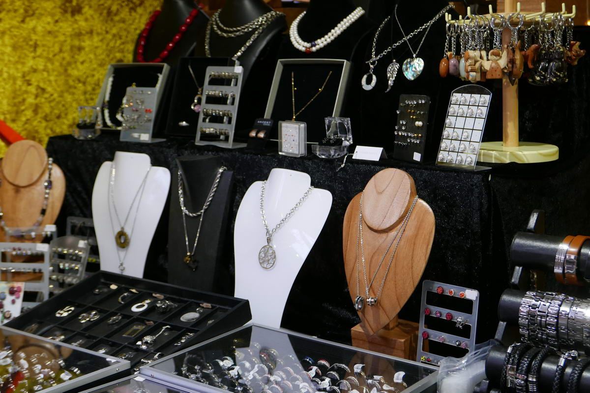 Schmuck am Weihnachtsmarkt